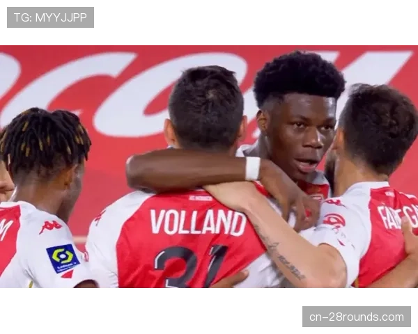 特写:一所巴黎郊区的青训营,小球员们正在游戏中学习区域与盯人防守的基本沟通原则 特写:一所巴黎郊区的青训营,小球员们正在游戏中学习区域与盯人防守的基本沟通原则